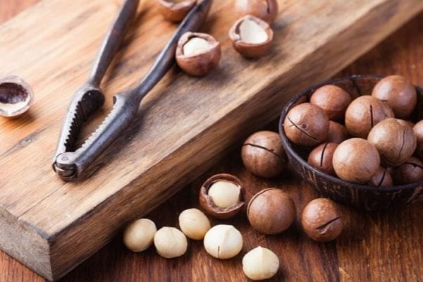 tách vỏ hạt macca