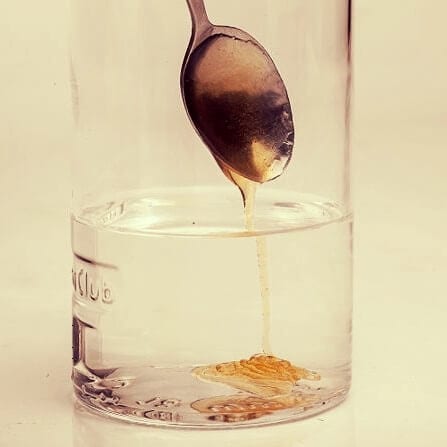 nhỏ mật ong vào ly nước kiểm tra