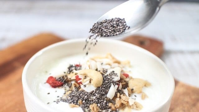 hạt chia ăn với sữa chua